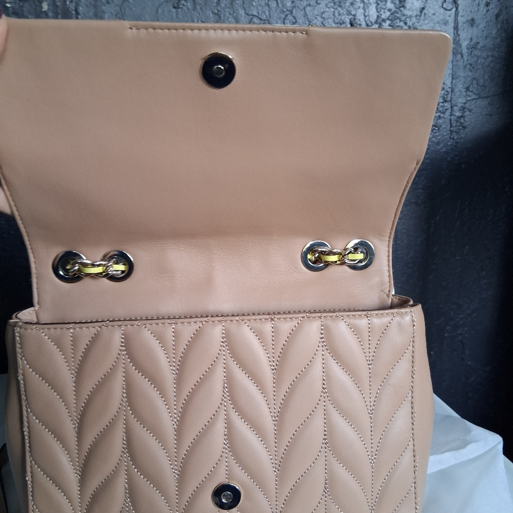 Kate Spade White and Tan Quilted Crossbody Bag Neon Yellow Detail Chain Strap - Picture 9 of 12